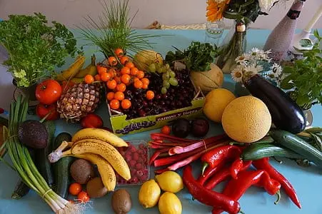 Fresh vegetables and healthy foods representing the best diet approach