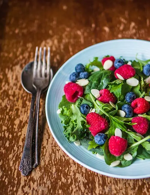 Fresh salad with berries and almonds for flexible nutrition coaching